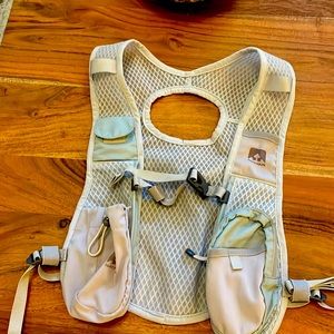 Nathan small runners vest, pocket in the back, very light weight.pockets. A